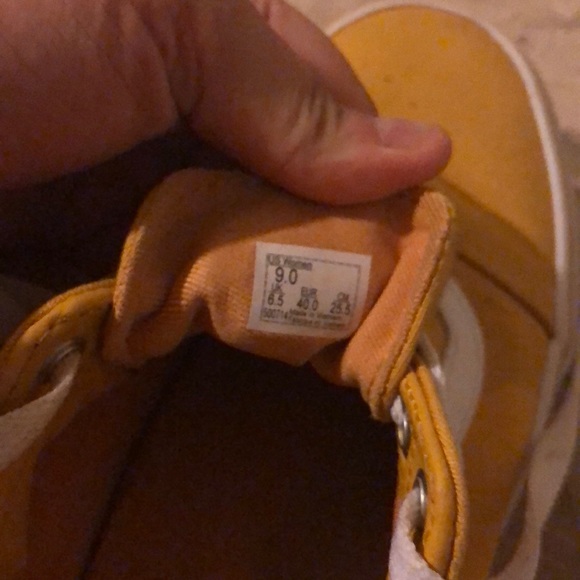 A pair of size 9 vans - Picture 4 of 4